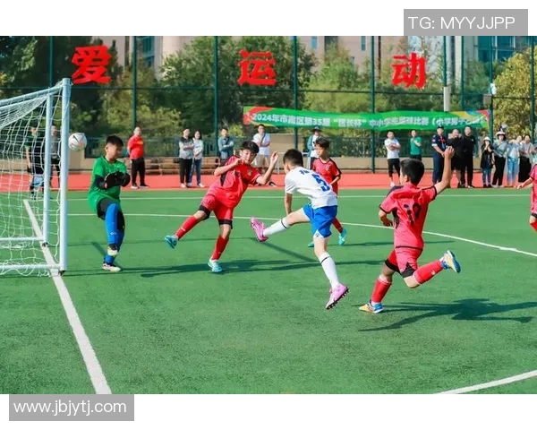 足球明星在绿茵场上的精彩瞬间展现运动魅力与激情的完美结合